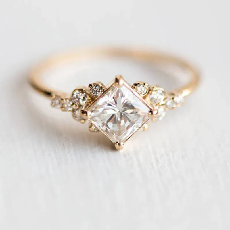 Oro Square Solitaire Anillo