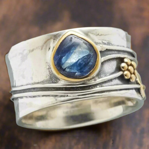 Plata and Oro Bezel Accent Anillo