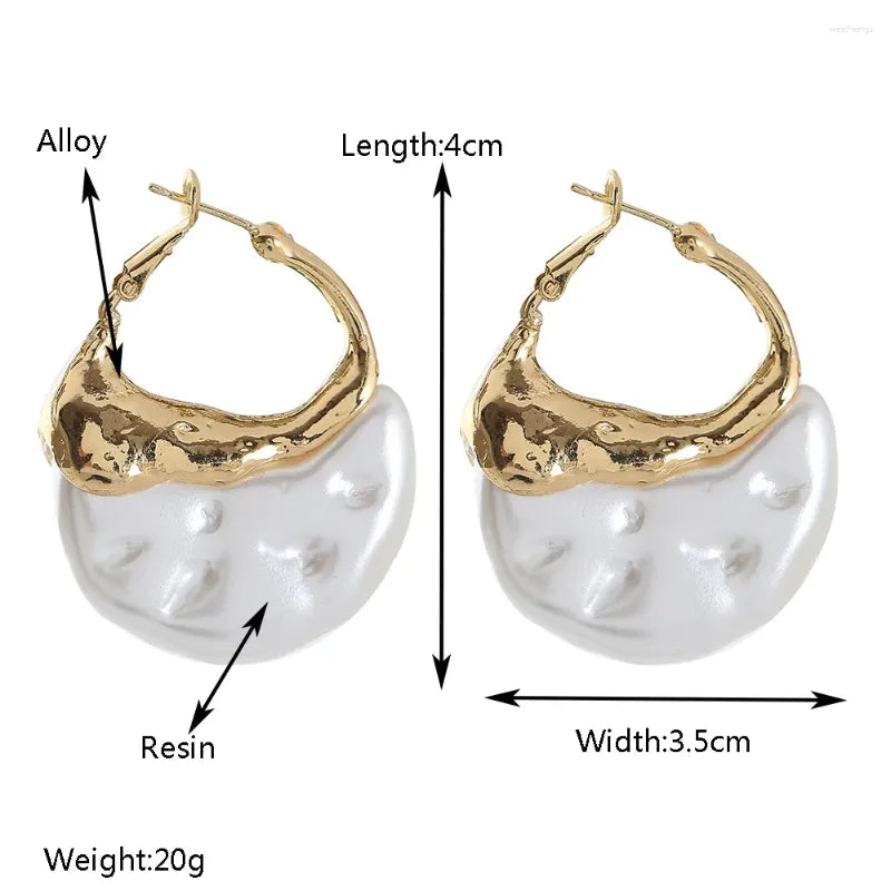Celestial Perla Crescent Aretes