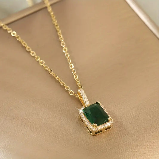 Oro Esmeralda Rectangular Halo Collar