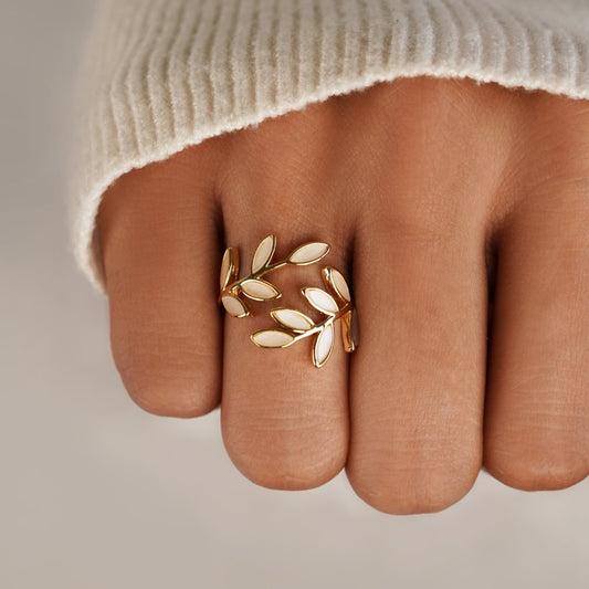 Oro Leaf Motif Anillo