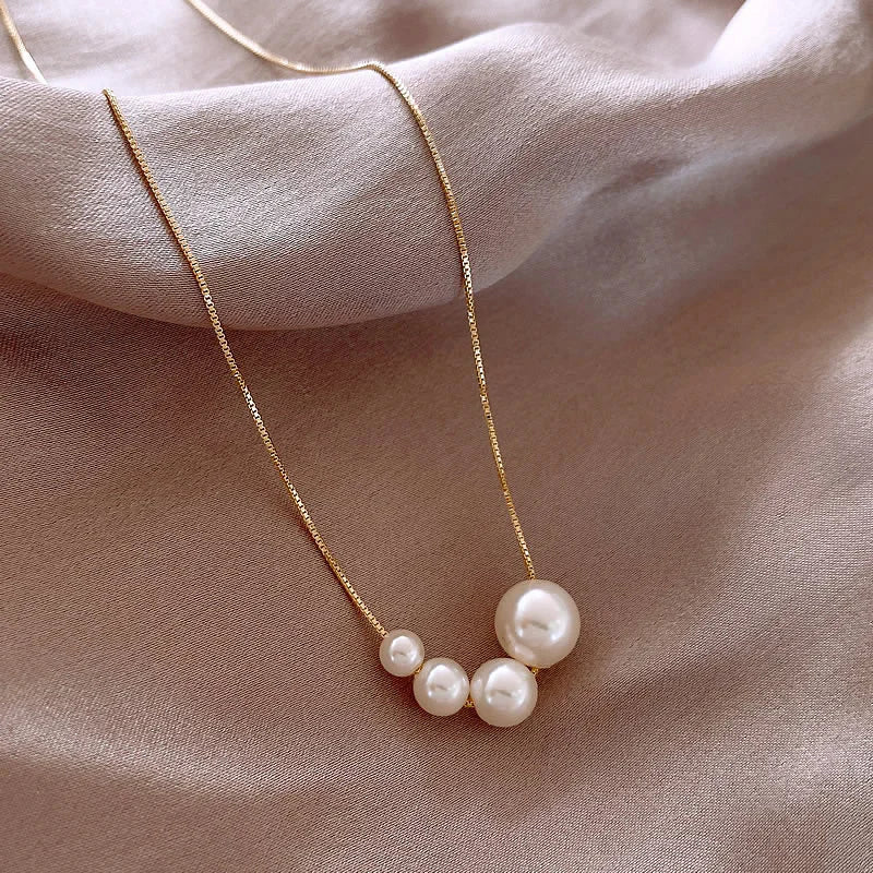 Floating Perla Cluster Collar