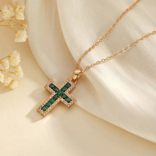 Solene Esmeralda Cross Pendant Collar | Oro