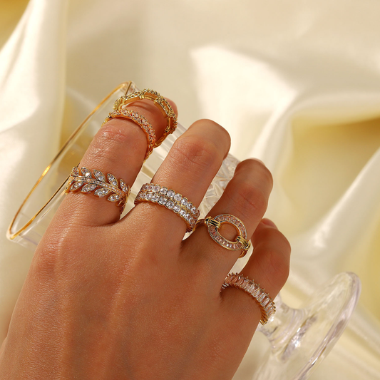 Cassandra Studded Oro Anillo