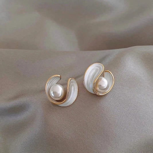 Oro Swirl Perla Aretes de Botón