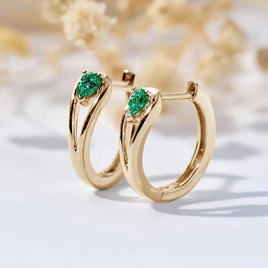 Oro Esmeralda Accent Aretes de Aro