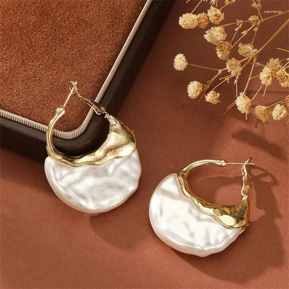 Celestial Perla Crescent Aretes