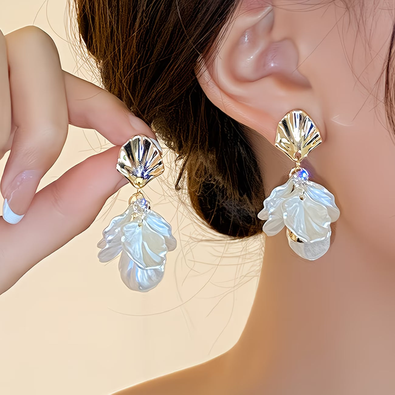 The Frosted Petal Aretes de Perlas