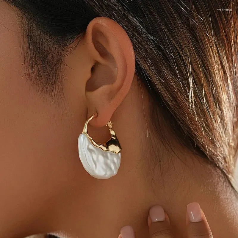 Celestial Perla Crescent Aretes