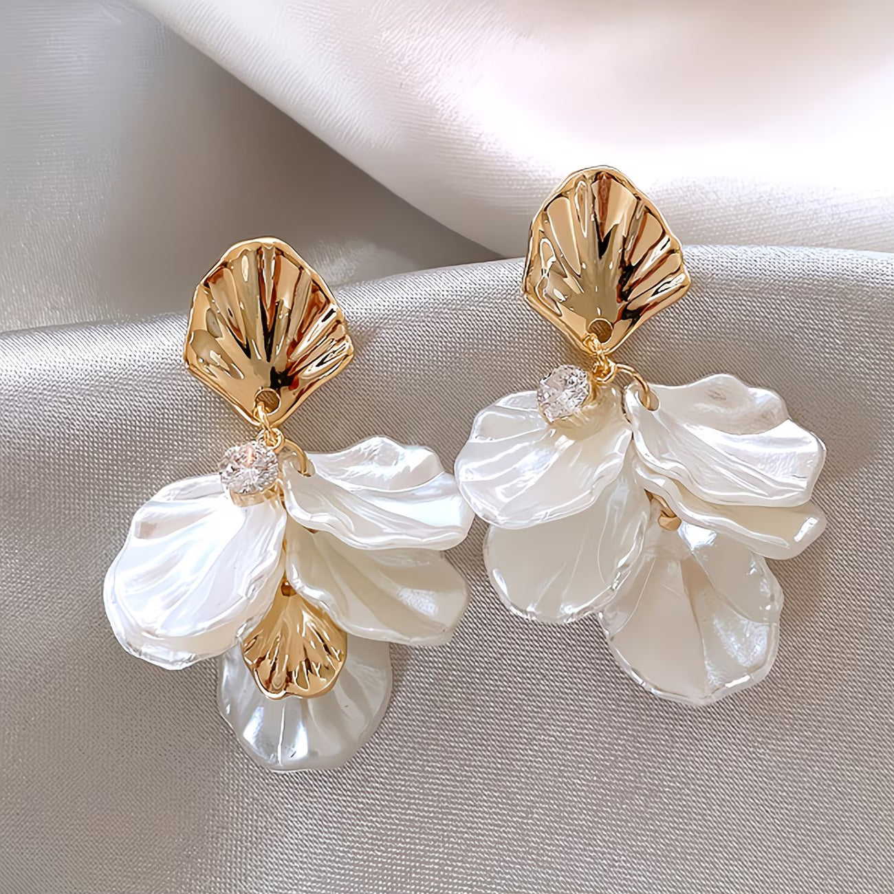 The Frosted Petal Aretes de Perlas