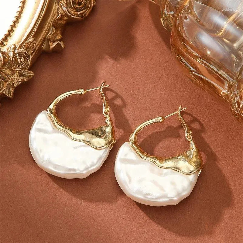 Celestial Perla Crescent Aretes