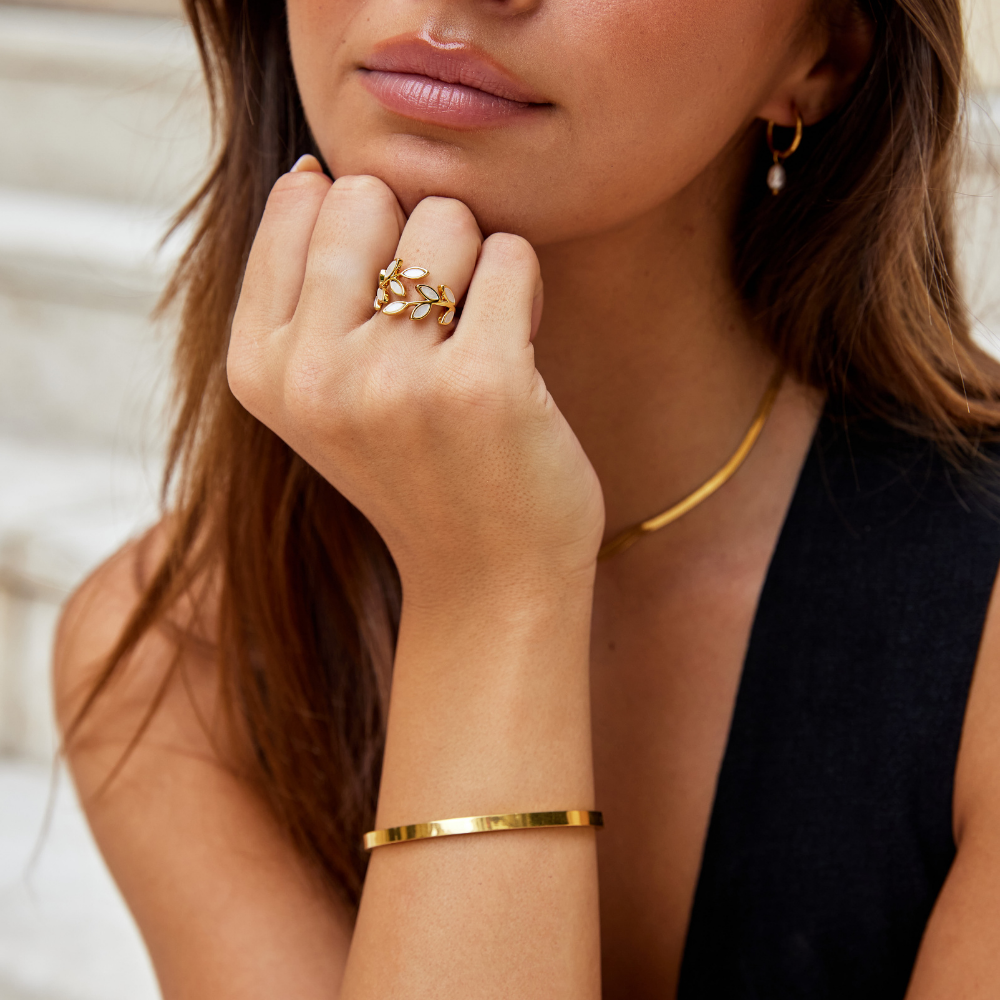 Oro Leaf Motif Anillo