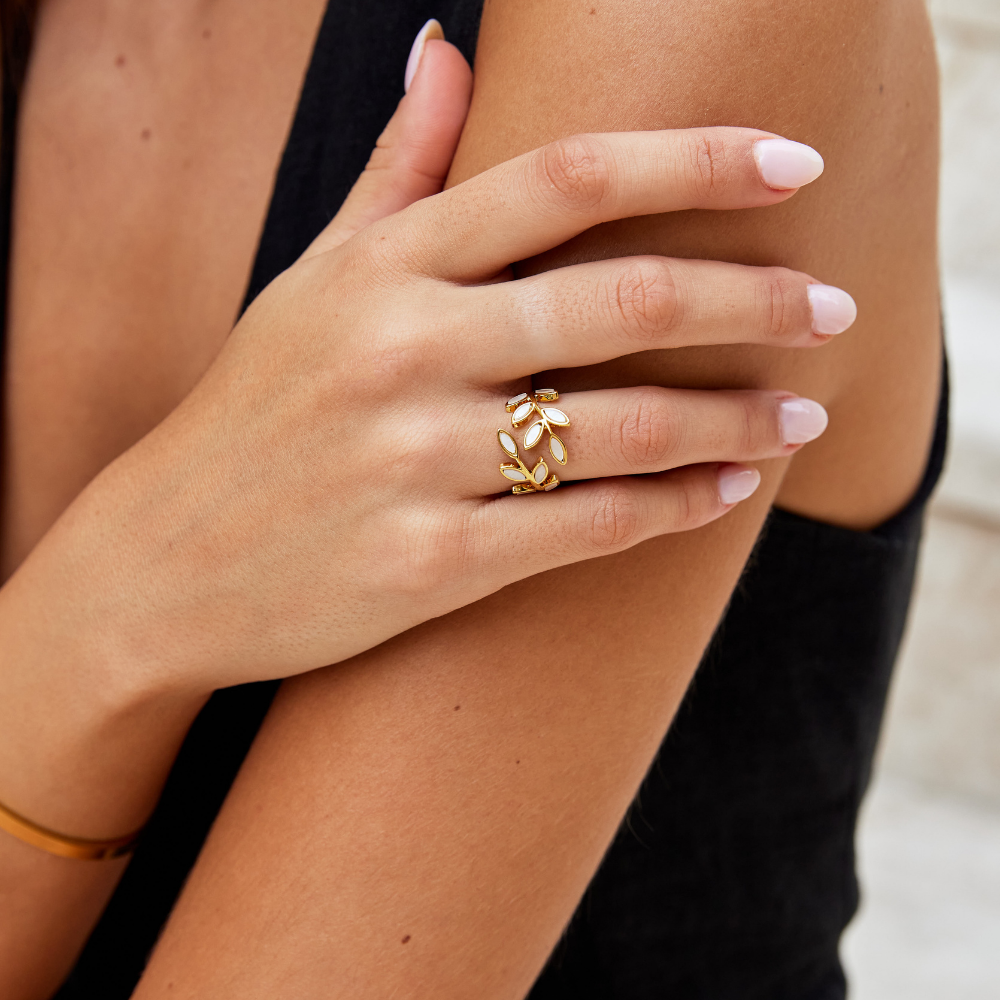 Oro Leaf Motif Anillo