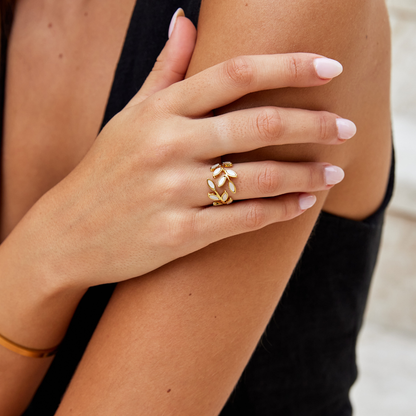 Oro Leaf Motif Anillo