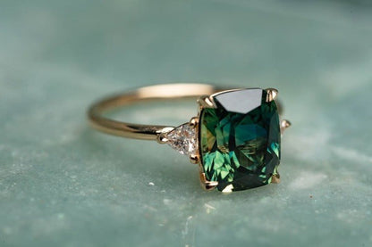 Vintage-Inspired Green Gemstone Anillo | Oro