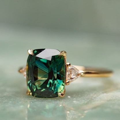 Oro Esmeralda Solitaire Anillo