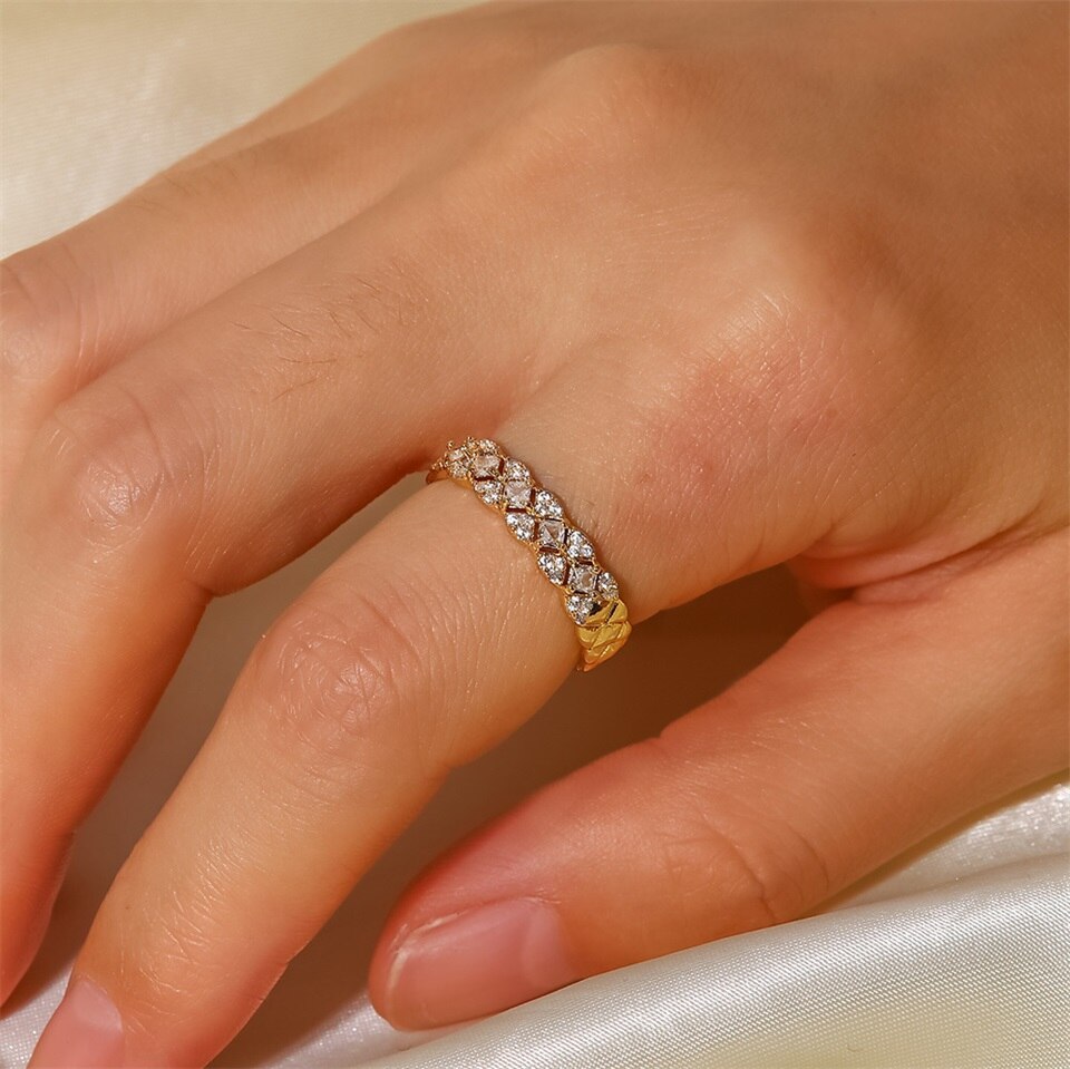 Camille Oro Patterned Anillo