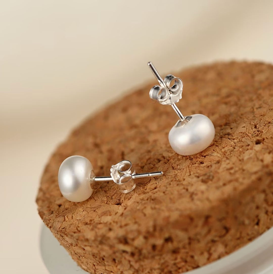 The Classic Perla Aretes de Botón