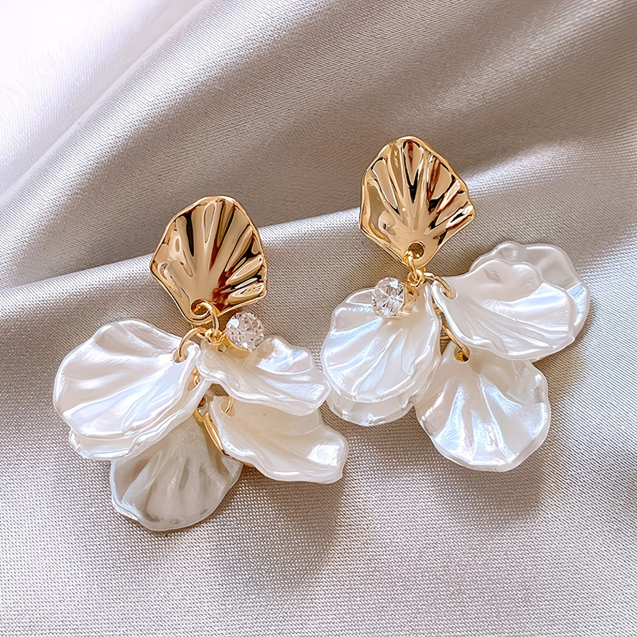 The Frosted Petal Aretes de Perlas