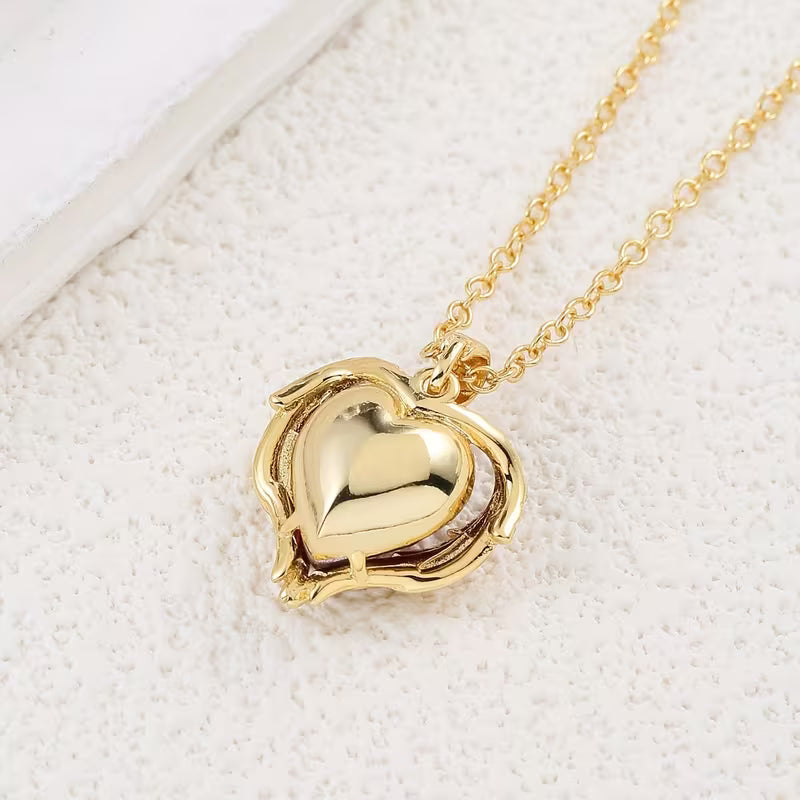 Angel Embrace Rubí Corazón Collar | Oro