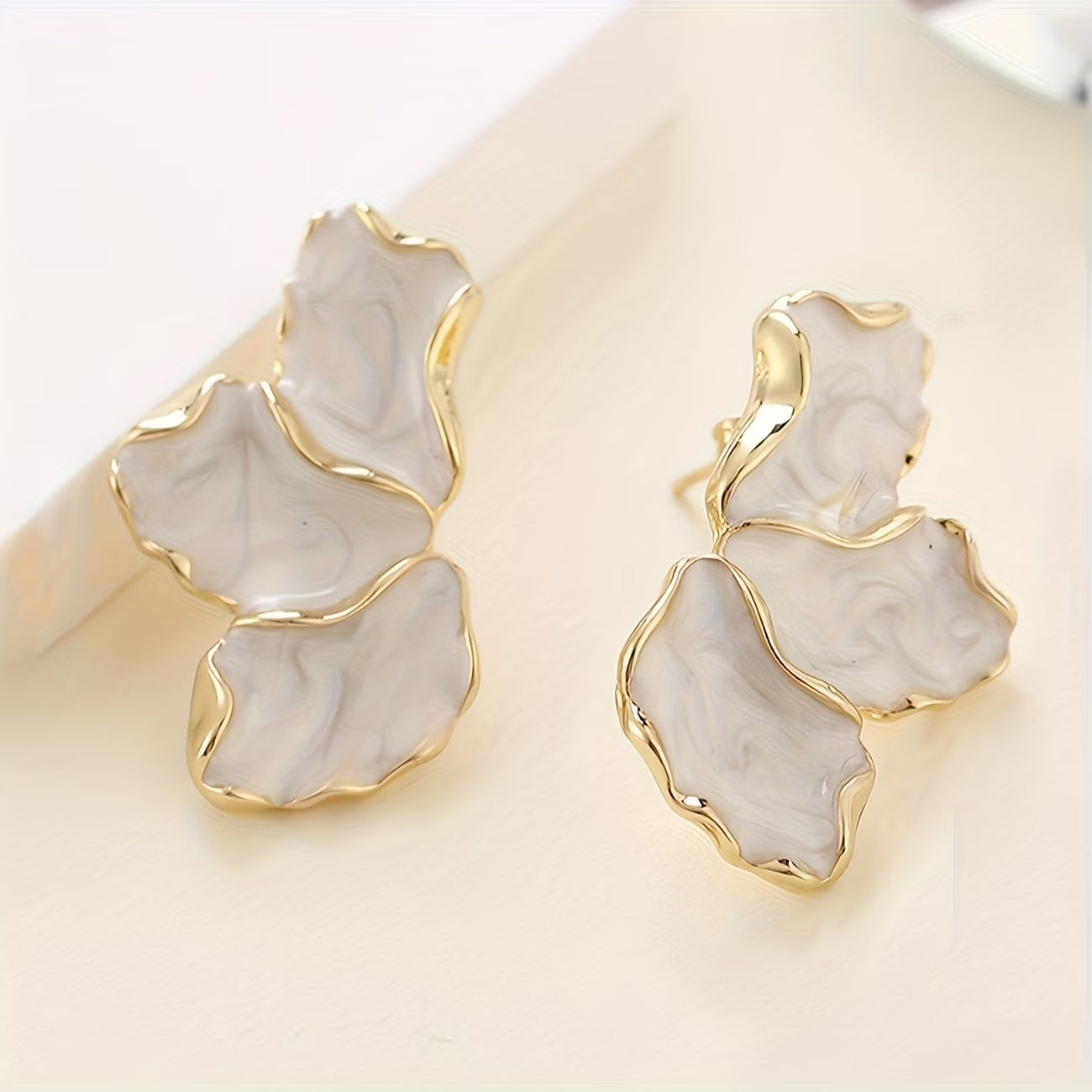Perla Flower Petal Aretes