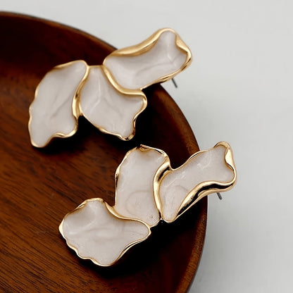 Perla Flower Petal Aretes