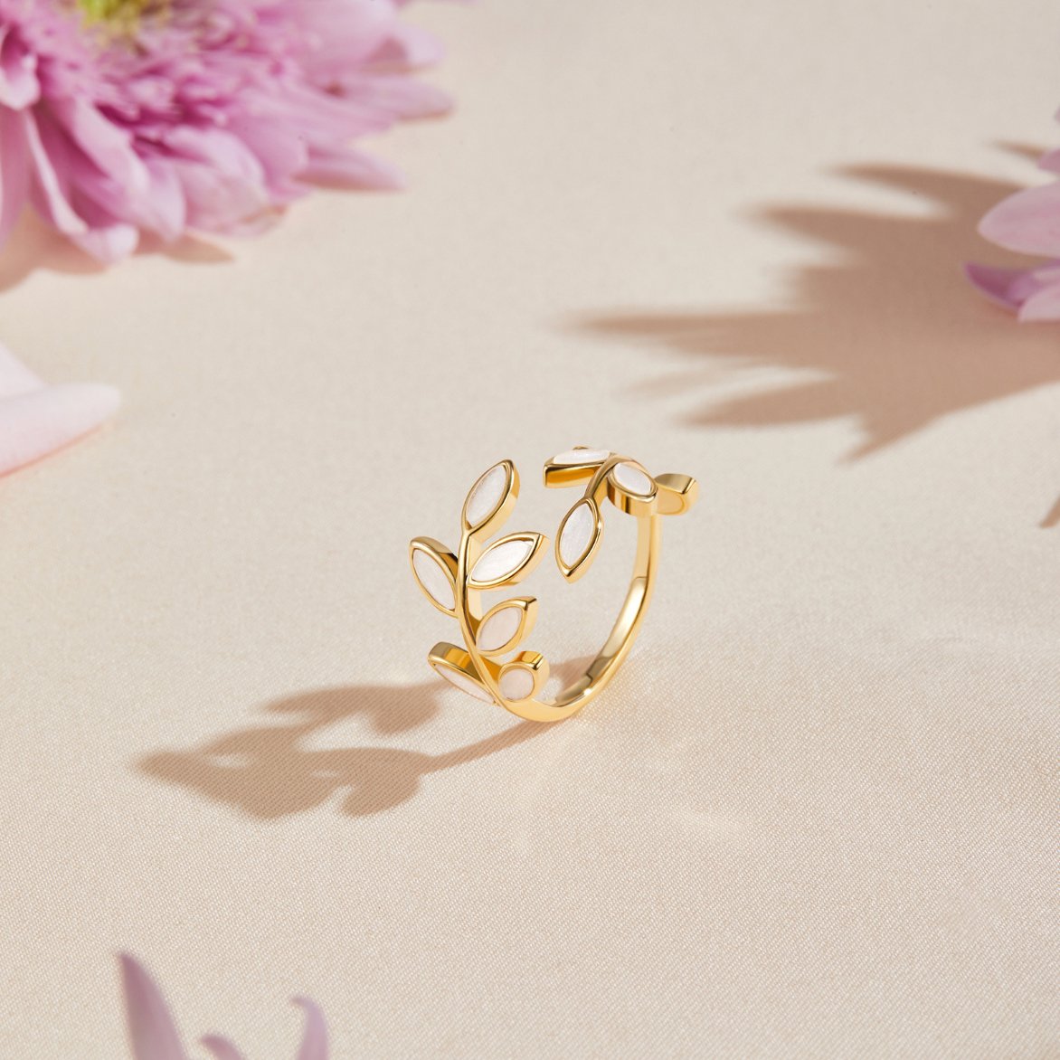 Oro Leaf Motif Anillo