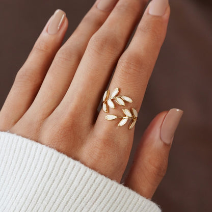 Oro Leaf Motif Anillo