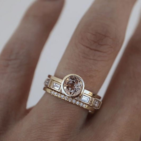 Oro Bezel Solitaire Anillo