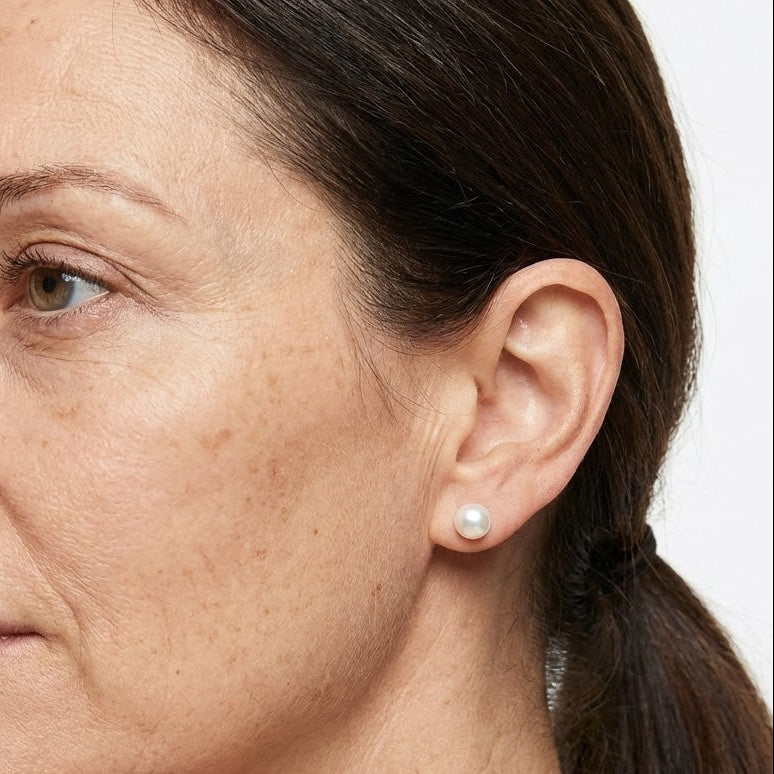 The Classic Perla Aretes de Botón