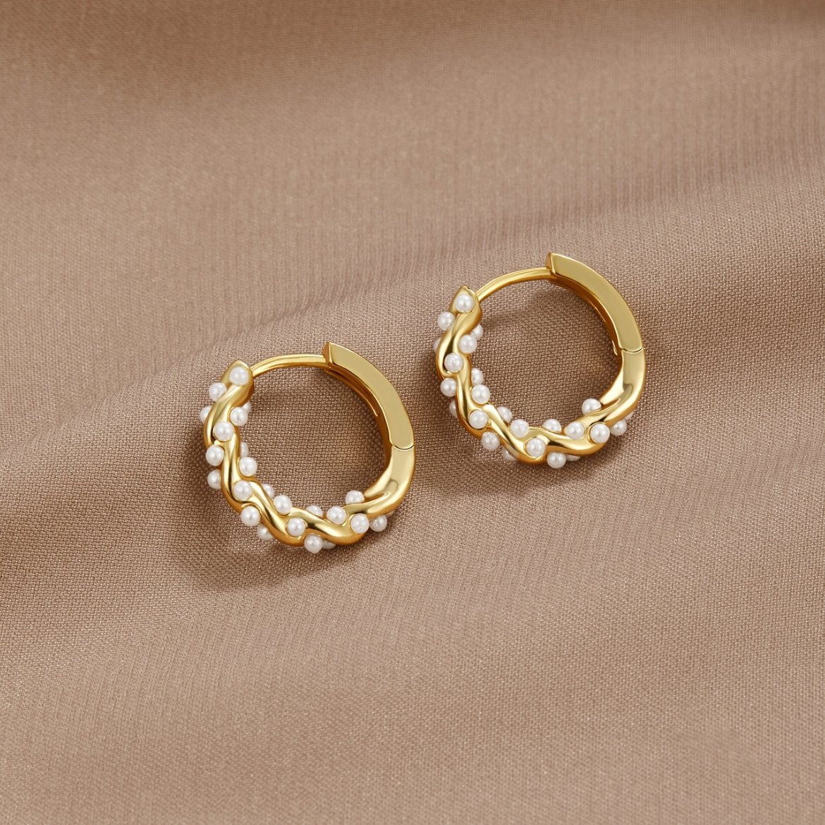 Twirled Perla Aretes de Aro