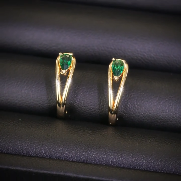 Oro Esmeralda Accent Aretes de Aro